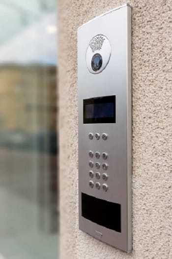 Mantención de placa de calle y botonera de videoportero para oficinas