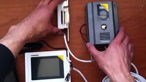 Técnico revisando monitor y componentes de videoportero para casas en La Reina